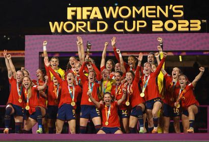 Las jugadoras de la selección española levantan el título de campeonas del mundo.